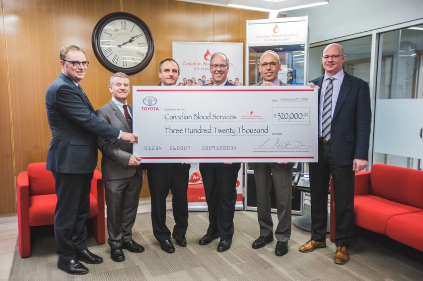 Dans l’ordre habituel, Jean-Paul Bédard, v.-p. affaires publiques à la Société canadienne du sang, Tony Kelly, v.-p. services à la clientèle Toyota Canada, Chris Gorman, président de Milton Toyota, Stephen Beatty, v.-p. corporatif Toyota Canada, Dr. Graham Sher et Rick Prinzen, respectivement directeur général et directeur des approvisionnements de la Société canadienne du sang.