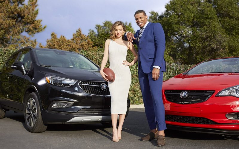 Buick dévoile sa publicité du Super Bowl 2017 avec Cam Newton et Miranda Kerr