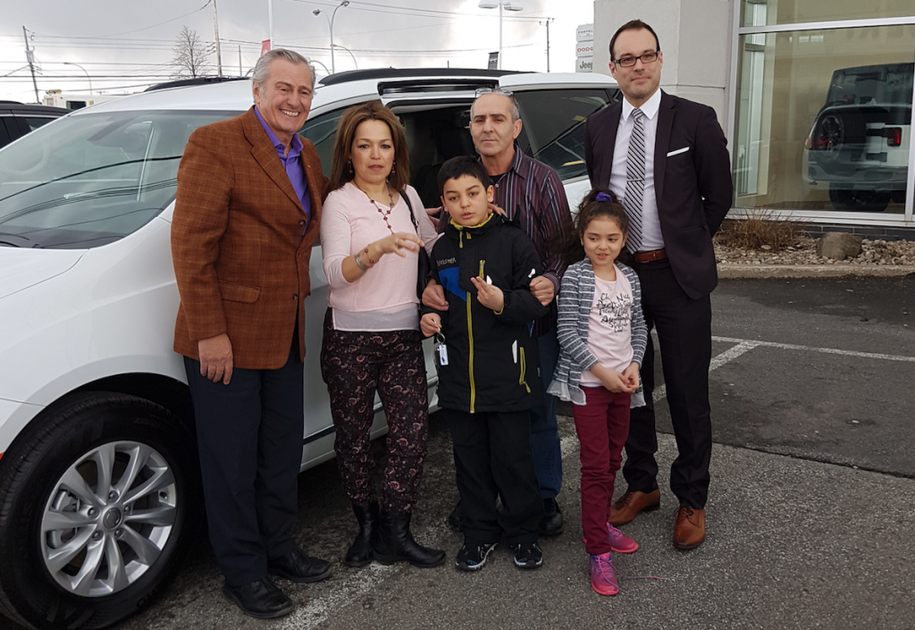 M. Nacer Zenia de Montréal-Nord qui est l’heureux gagnant de la Chrysler Pacifica Touring L offerte comme prix au Salon international de l’auto de Montréal