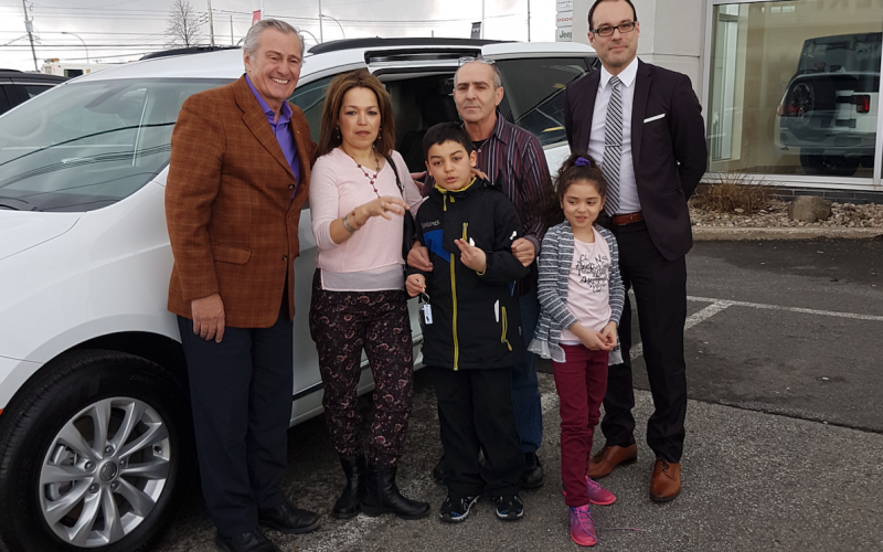 Le SIAM fait des heureux: M. Nacer Zenia est le gagnant de la Chrysler Pacifica Touring L offerte par le salon