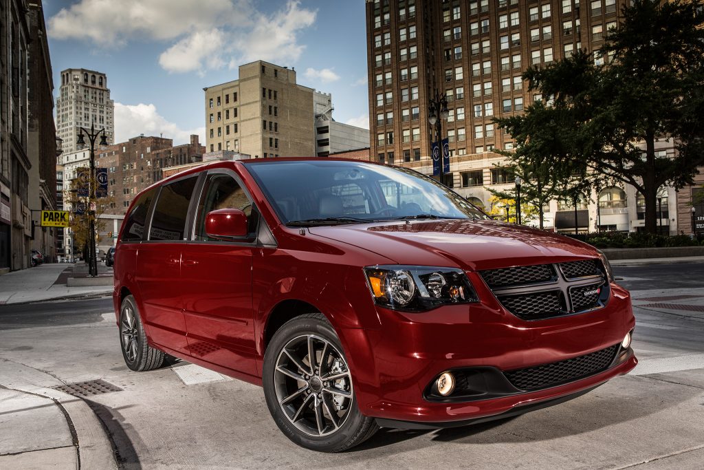 2017-Dodge-Grand-Caravan-front-three-quarter-01