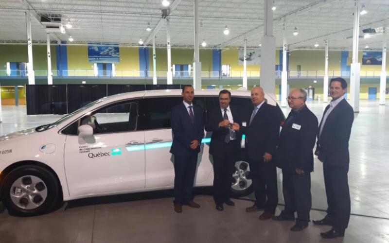 La première Chrysler Pacifica Hybride 2017 livrée au Canada, dans un parc de véhicules au Québec