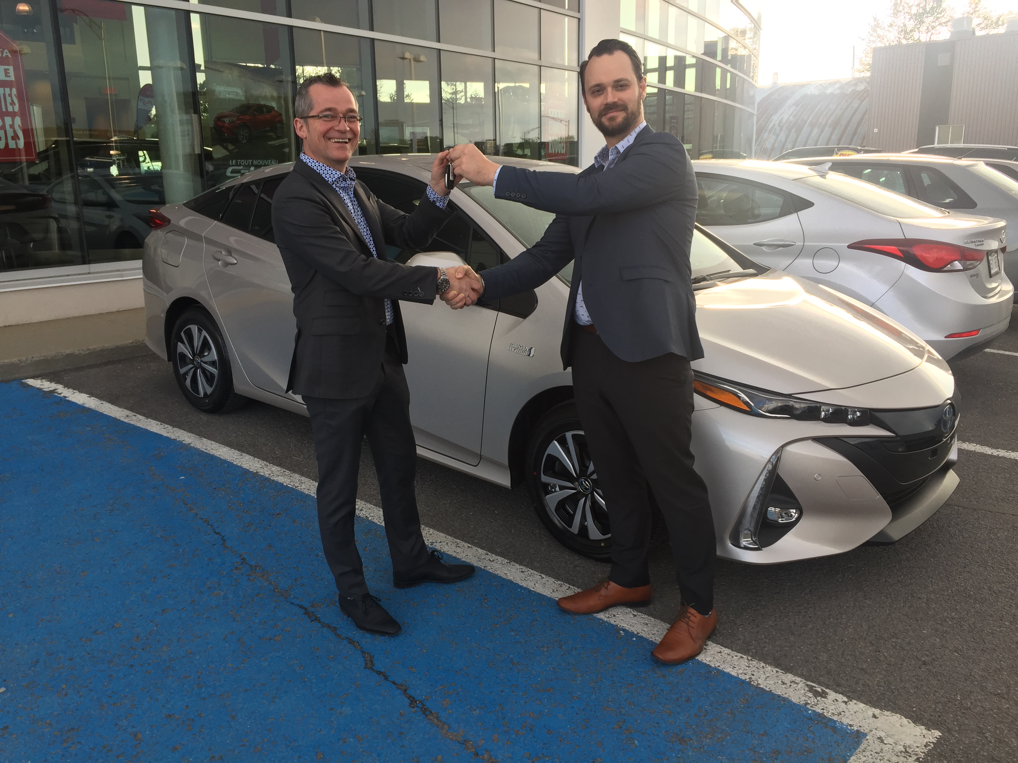 Lévis Toyota vend la première Prius Prime du Canada