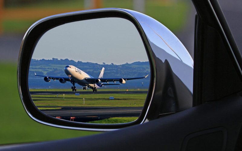 Les Canadiens peuvent épargner en prenant l’avion pour acheter un véhicule d’occasion