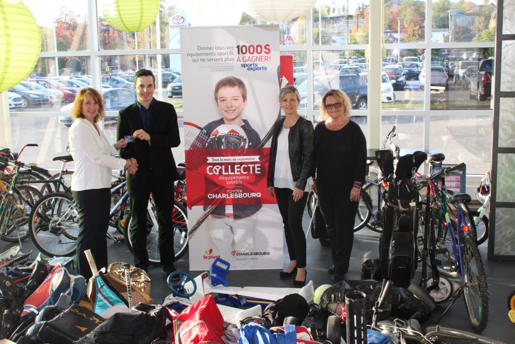 Josée Robert, gagnante de la carte-cadeau, Alexandre Boisvert, coordonnateur Ventes et marketing chez Groupe Boucher Sports, Aline Gingras, directrice générale chez Charlesbourg Toyota et Ginette Faucher , directrice générale du Centre communautaire Le Pivot