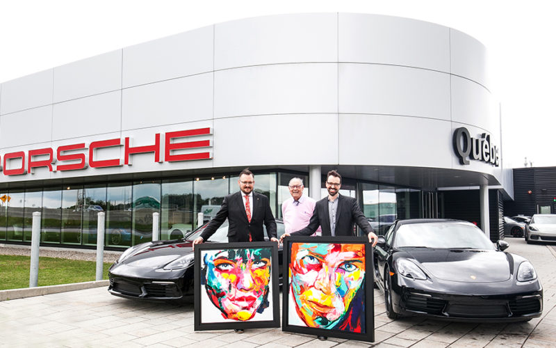 Deux Porsche Cayman 2018 du Centre Porsche Québec aux couleurs des tableaux de Françoise Nielly