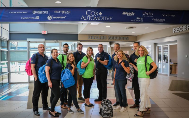 Une note parfaite pour la collecte de fournitures scolaires de Cox Automotive Canada
