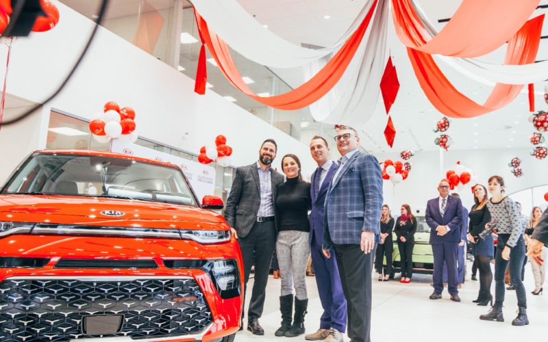 Une cliente de Kia de Sherbrooke part avec la millionnième voiture de la marque vendue au Canada