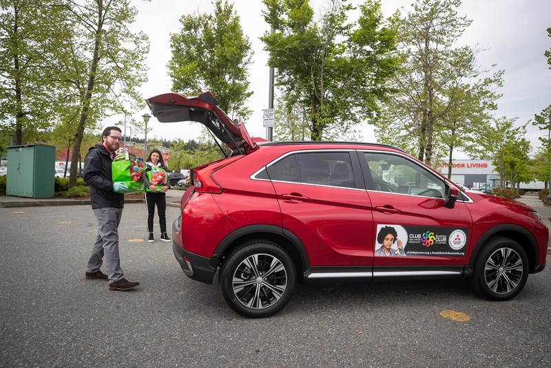 Josee Desjardins, Breakfast Club of Canada and Alan Lyddiatt, Mitsubishi Motors Canada load up a Mitsubishi Eclipse Cross, the company’s Community Utility Vehicle, for delivery to children and families in the community. Mitsubishi Motors Canada has donated $50,000 to the charity’s Emergency COVID-19 Club Fund and CUVs in Vancouver, Toronto and Montreal to be used for food delivery and logistics while school is out due to COVID-19. During the pandemic the charity has expanded its mandate increasing logistics needs such as transportation and funding as the crisis has had a severe financial impact on many families.