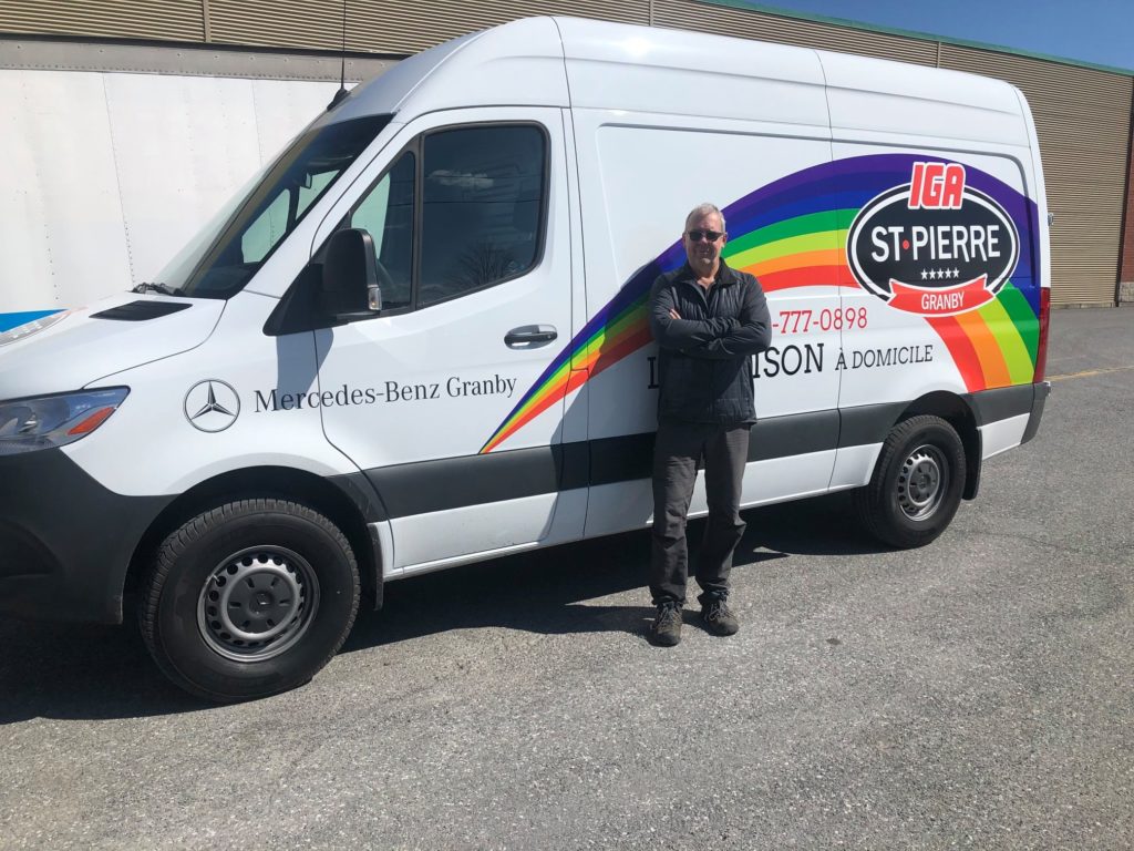 Mercedes-Benz Granby a prêté à IGA St-Pierre un Sprinter et un Metris