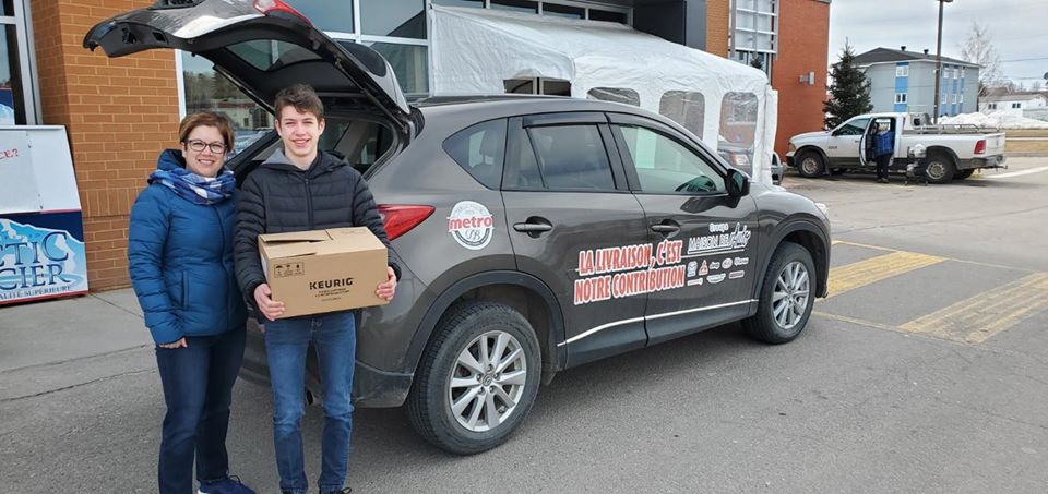 Isabelle Rondeau et son fils Simon-Olivier Boutin, assurent la livraison de l’épicerie Métro Marché Boutin à Saint-Félicien à bord d’un Mazda CX-5. 