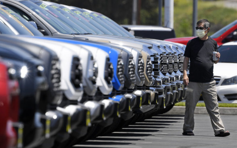 Concessionnaires automobiles : les consommateurs veulent acheter un char!
