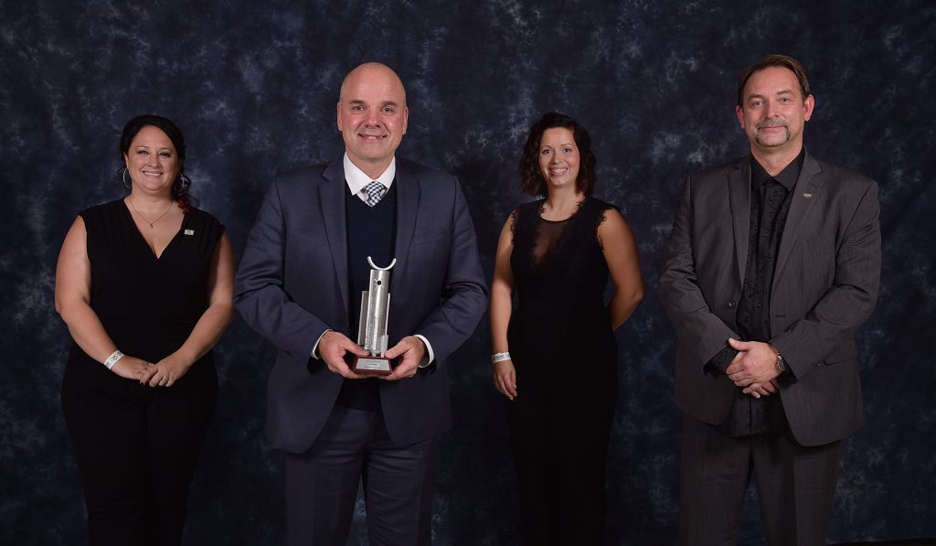 Eric Audet reçoit le prix Excell’Or Jean Perron, à La Sarre