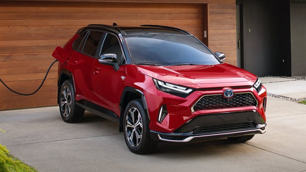 Le Rav4 Hybride branchable est un des concurrent direct au Mitsubishi Outlander PHEV. 