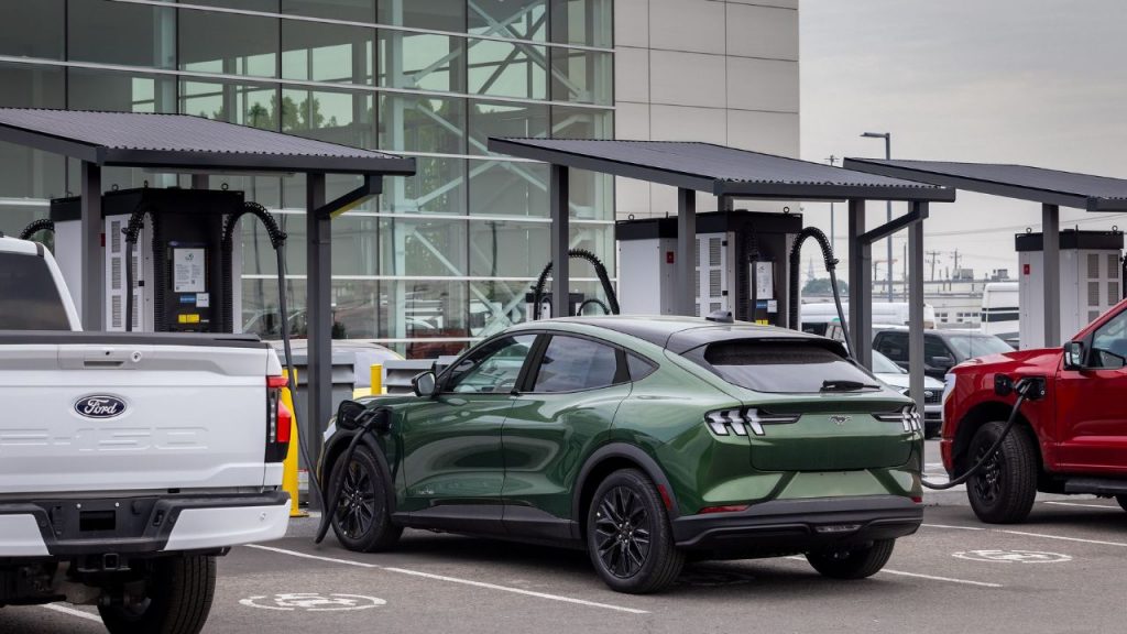 Léveillé Ford dévoile le plus grand centre public de bornes de recharge rapide Ford en Amérique du Nord