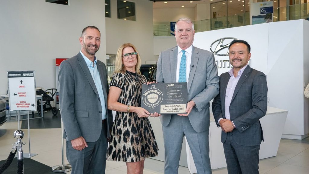 Remise de la plaque du prix Lauréat CADA 2025 d’Annie Laliberté
