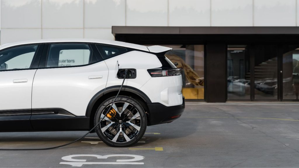 Ottawa suspend l’application des cibles de ventes de véhicules électriques, l’industrie réagit