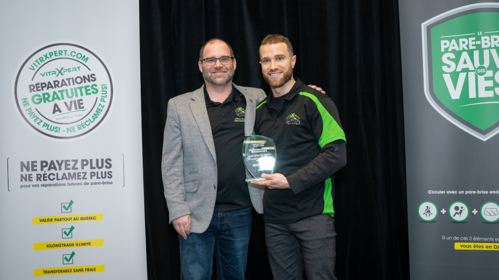 Gagnant Ste-Foy Nissan - Tristan Galarneau (formateur VitrXpert à gauche) Jean-Gabriel Désilets (installateur et responsable contact client, Ste-Foy Nissan, à droite) - Crédit: André Gosselin