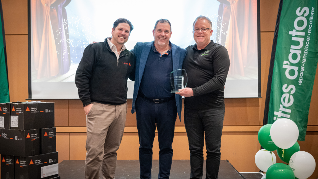Gagnant Groupe Beaucage - Marc-Olivier Brosseau (directeur des ventes Sika à gauche), Stéphane Côté (co-propriétaire VitrXpert Sherbrooke et Granby au centre) et Pierre Lévesque (PDG et fondateur du réseau VitrXpert à droite) - Crédit: André Gosselin
