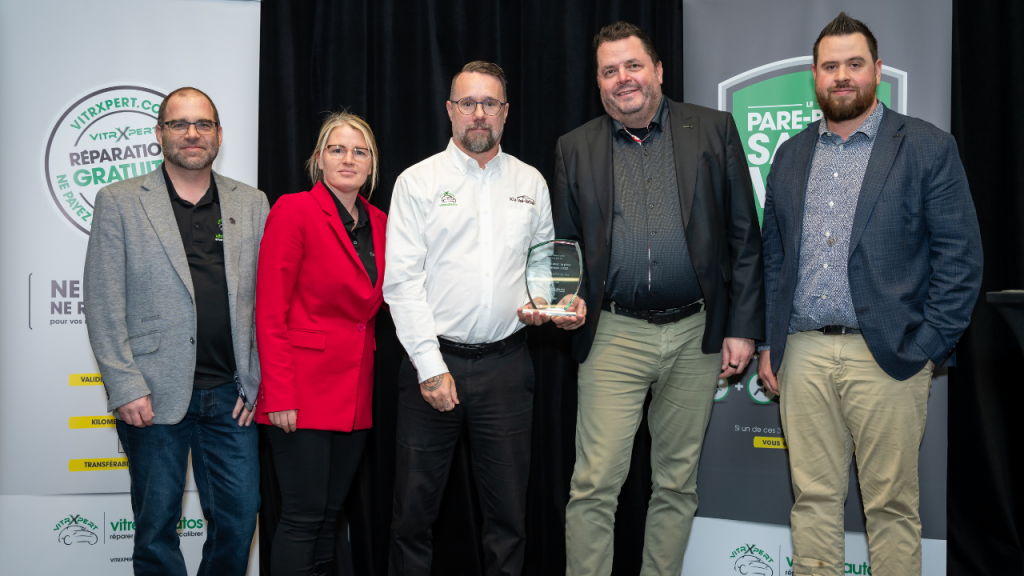 Gagnant La Force Kia - Tristan Galarneau (formateur VitrXpert à gauche) et l'équipe La Force Kia - Crédit: André Gosselin
