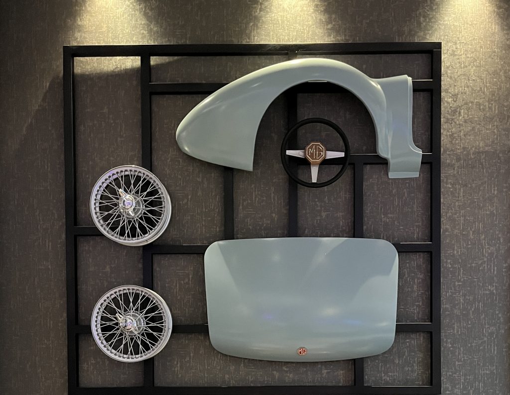 Pièces de MG servant de décoration sur le mur d'un hôtel à Abingdon