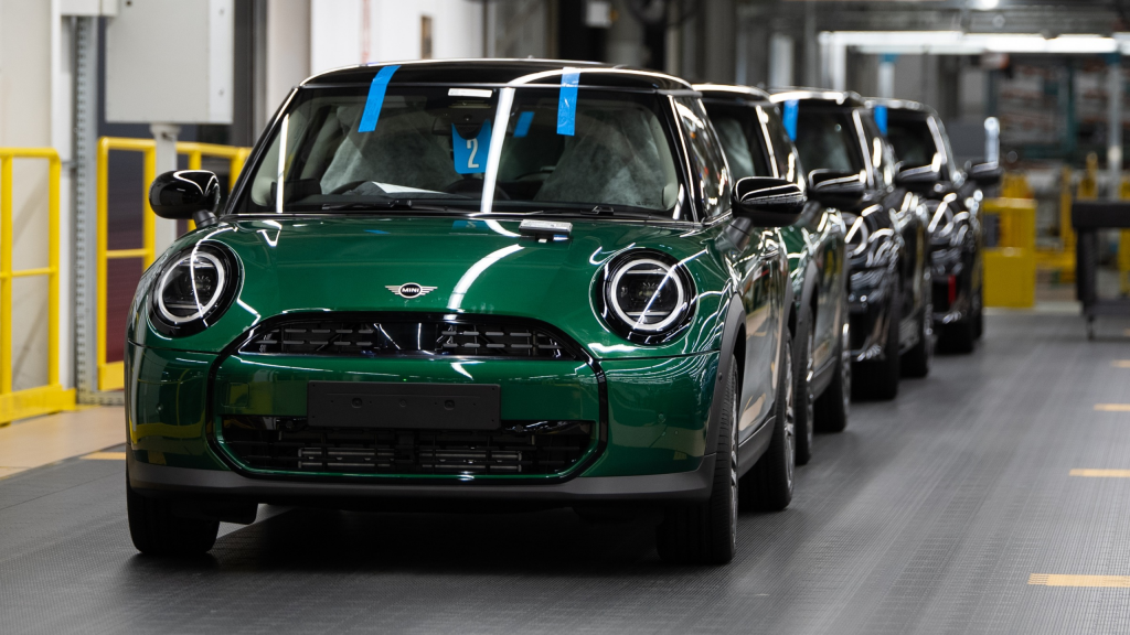 Mini: petite voiture, grosse usine