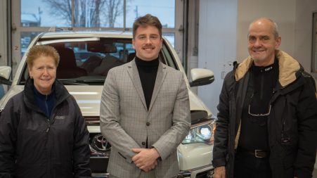Vincent Demers, représentant aux ventes chez Lévis Toyota, entouré de clients satisfaits.