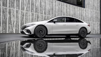 EQS 580 4MATIC (Stromverbrauch kombiniert (NEFZ): 19,6-17,6 kWh/100 km; CO2-Emissionen: 0 g/km); Exterieur: diamantweiß; Interieur: Leder nappa beige// EQS 580 4MATIC  (combined electrical consumption (NEDC): 19.6-17.6 kWh/100 km; CO2 emissions: 0 g/km); exterior: diamond white; interior: leather nappa beige