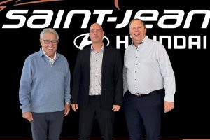 Dans l'ordre habituel : Michel Bergeron, porte-parole et client de Saint-Jean Hyundai, Patrick Pelchat, directeur des ventes - véhicules d'occasion chez Saint-Jean Hyundai et François Duquette, propriétaire de Saint-Jean Hyundai.