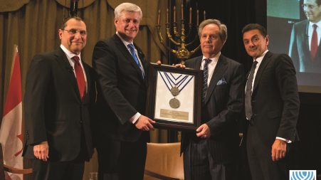 Murray Dalfen, Robert Issenman et Gad Bitton ont pris grand plaisir à présenter au très honorable Stephen Harper la plaque honorifique « Israel Bonds Unity ».