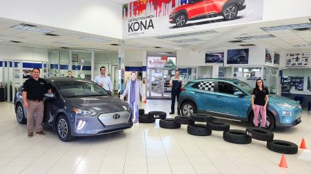 Yann Bélair, conseiller aux ventes, Pierre-Olivier Carrier, conseiller aux ventes, Luc Legault, technicien certifié avec plus de 20 ans d'expérience chez Hyundai et spécialisé en véhicule électrique et Valérie Audette, conseillère aux ventes chez Performe Hyundai de Mont-Laurier.