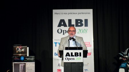 Durant son discours, Denis Leclerc a d’abord détaillé le « Regard vers le futur » qu’il envisage pour son empire, puis il s’est allègrement détourné de ses notes pour confirmer avec émotion devant tous ses amis réunis qu’il vit une vie à l’image d’ALBI : géante !