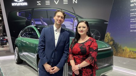 Frédéric Mercier, tout nouveau directeur québécois des produits et des relations publiques chez Hyundai Canada, et Jennifer McCarthy, directrice nationale des relations publiques, ont pris la pose au Salon international de l’auto de Montréal qui bat actuellement son plein au Palais des congrès.