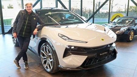 Bernard Durand, spécialiste de la marque Lotus, et le nouveau Lotus Eletre 2025.