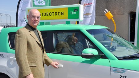 Le ministre des Transports, de la Mobilité durable et de l'Électrification des transports, Jacques Daoust a fait son arrivée au volant d’une Kia Saoul, le véhicule de la flotte de taxis Téo.