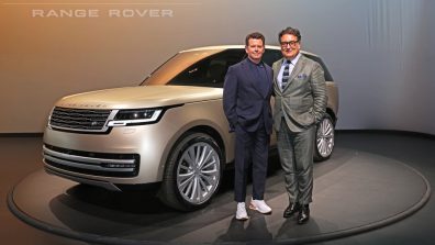 Gerry McGovern (g.), grand patron du design chez Jaguar Land Rover, et le directeur du design, Massimo Frascella, posent devant le Range Rover 2022 lors de son dévoilement au Royal Opera House de Londres.