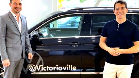 William Cloutier, vainqueur de Star Académie 2021 a reçu les clés d'un Tiguan 2021 des mains du président de Volkswagen Victoriaville, Samuel Laquerre, le 4 juin.
