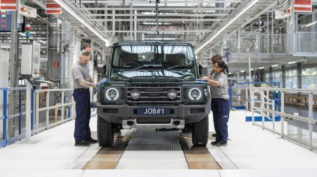 Le 18 octobre 2022, INEOS a amorcé la production en série du Grenadier dans l’ancienne usine Smart de Hambach, en Alsace.